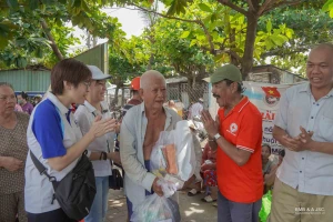 BMB Love School - Giving gifts to people in difficult circumstances in Binh Chanh