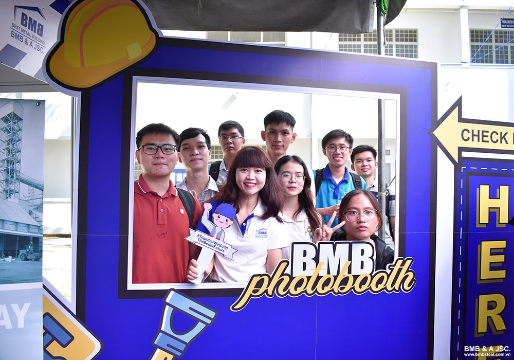 BMB Steel - Ms. Hoang Anh and all the students of Ho Chi Minh City University of Technology take pictures