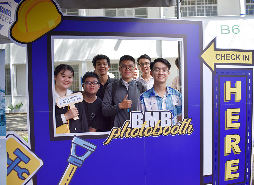 BMB Steel - All students of Ho Chi Minh City University of Technology take pictures at the backdrop