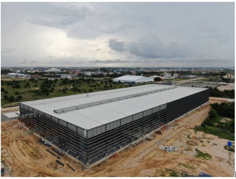 Pre-engineered steel buildings with horizontal steel frames 