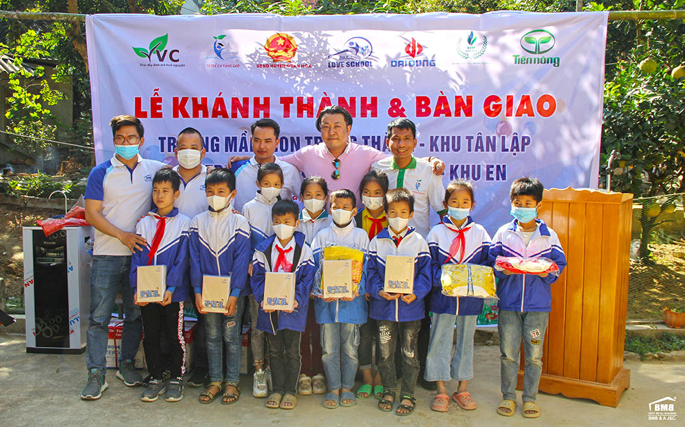 https://bmbsteel.com.vn/storage/2021/12/4308/bmb-steel-inaugurated-a-new-school-and-gave-some-gifts-to-the-children.jpg