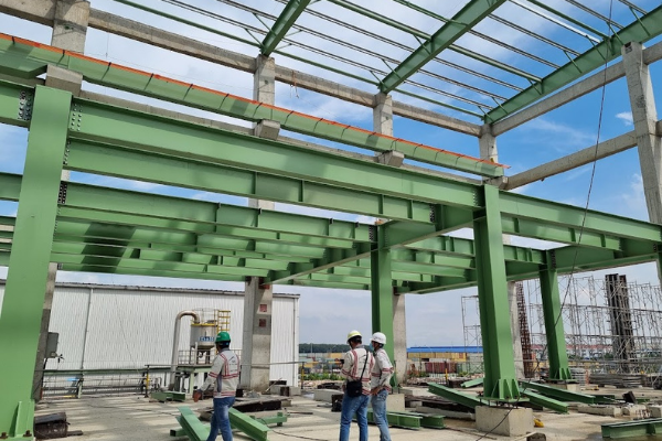 Nhân viên thi công kiểm tra cấu trúc xây dựng nhà xưởng công nghiệp 5,000 m2