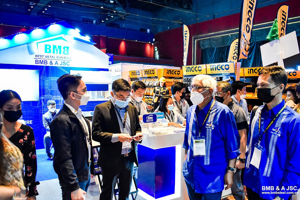 BMB discussing with customer in the exhibition