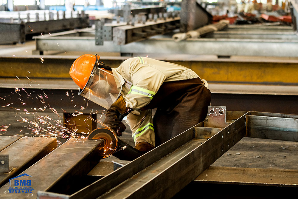 BMB Steel employees are fully equipped with protective equipment during construction