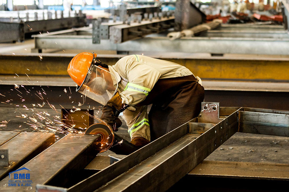 Người công nhân cần nắm rõ các nguyên tắc an toàn lao động trong sản xuất