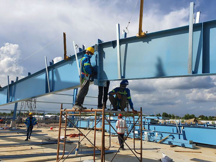 BMB Steel’s workers erect steel framework for the steel building