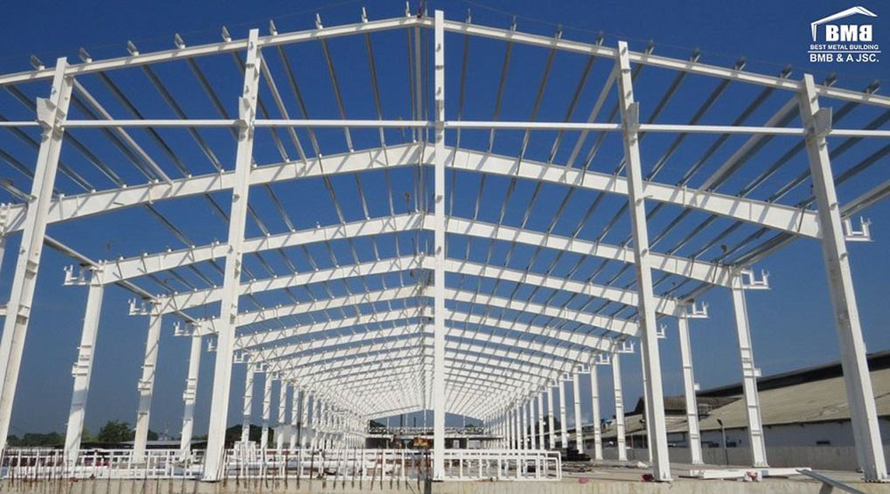 Steel frame building with high solidity and flexibility