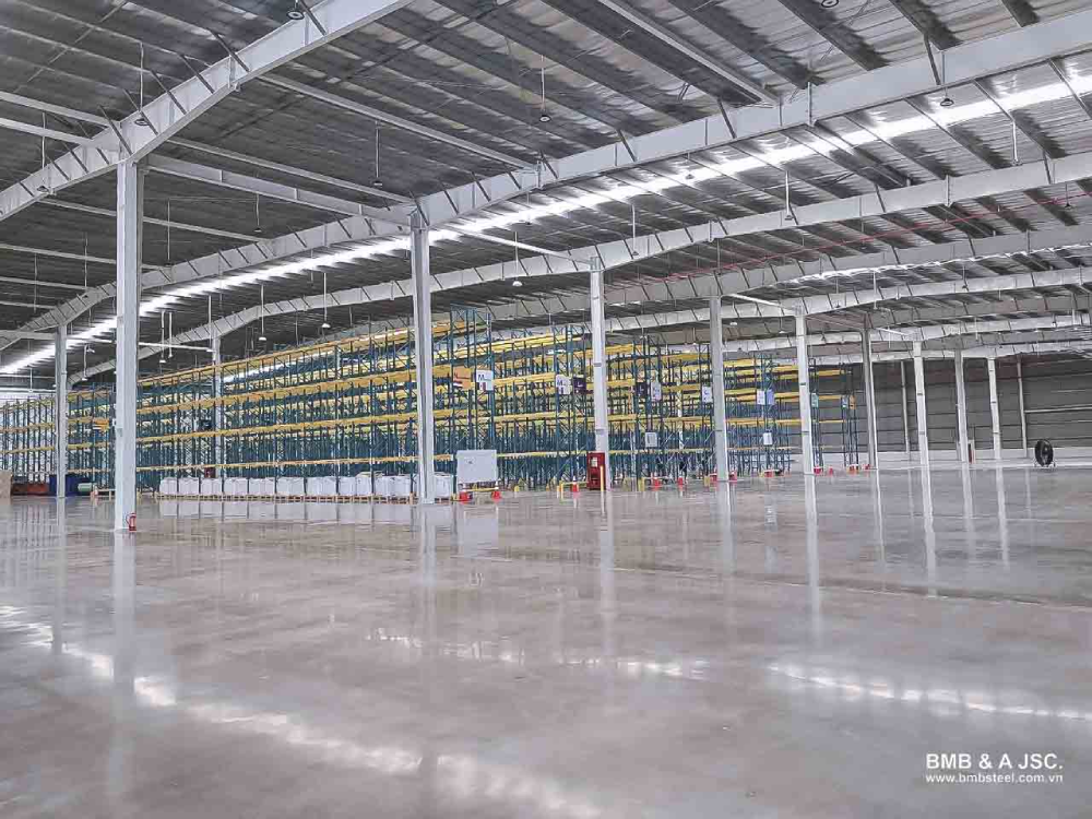 Steel structures in retail warehouse