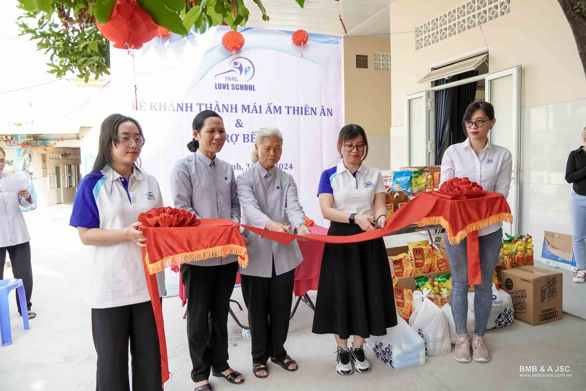 Opening ceremony and donation of the kitchen at Thien An home