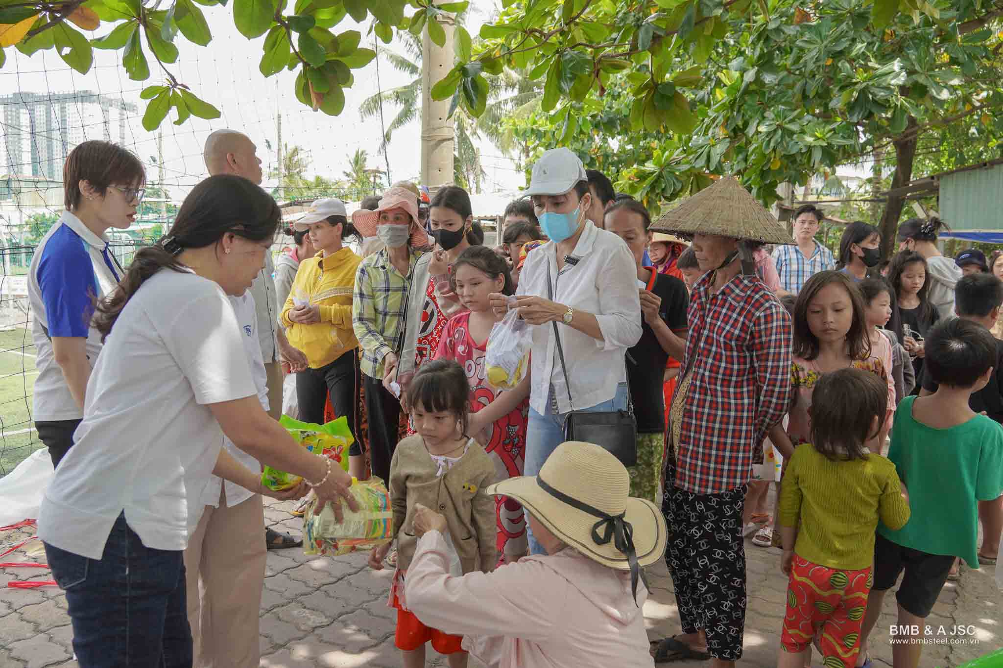 BMB Love School - Giving gifts to difficult circumstances in Binh Chanh