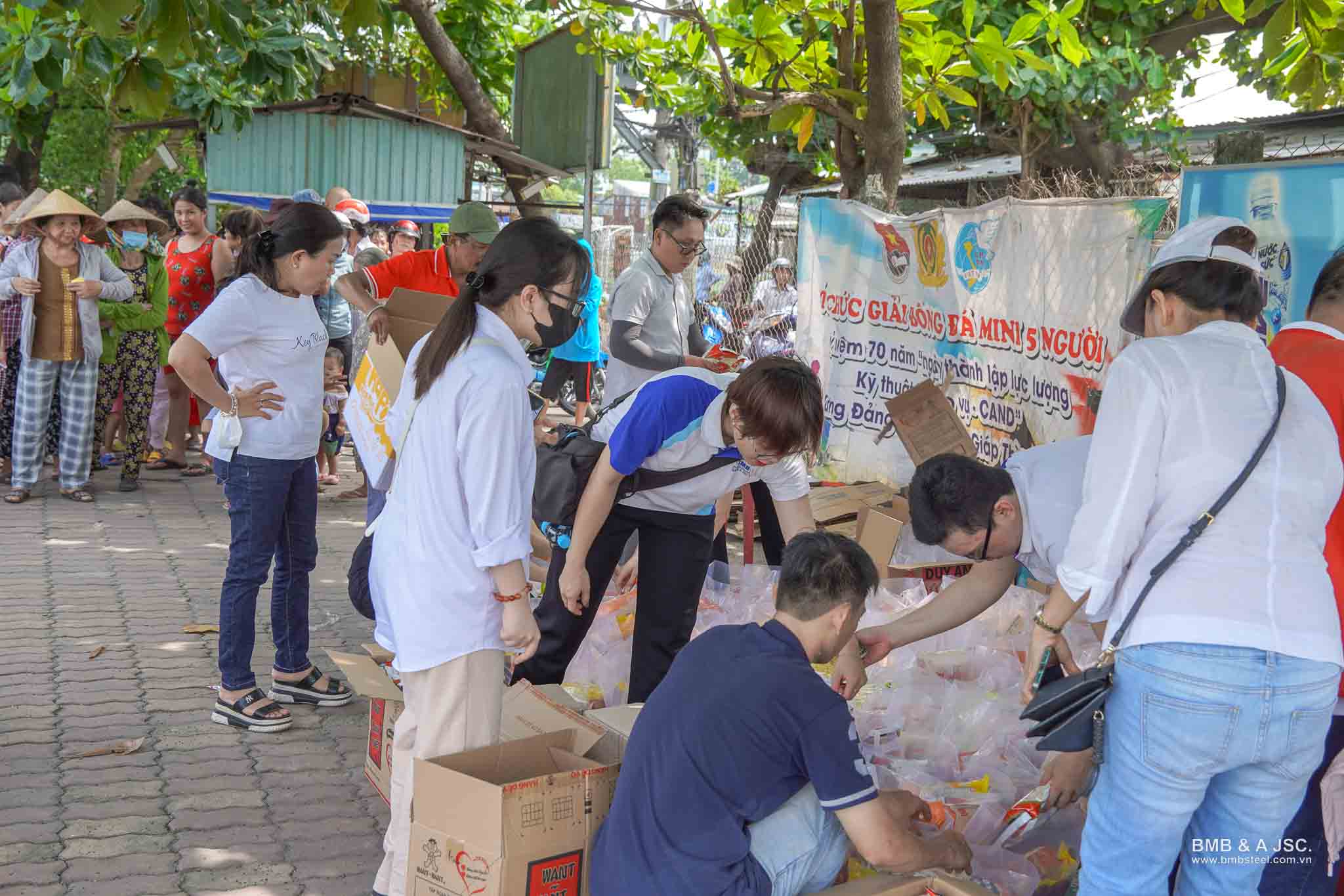 BMB Love School - Giving gifts to difficult circumstances in Binh Chanh