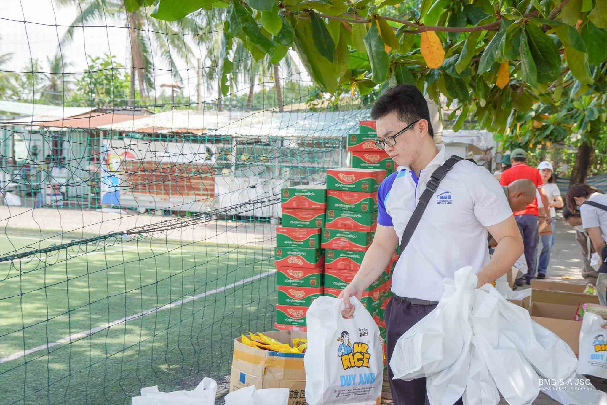 BMB Love School - Giving gifts to difficult circumstances in Binh Chanh