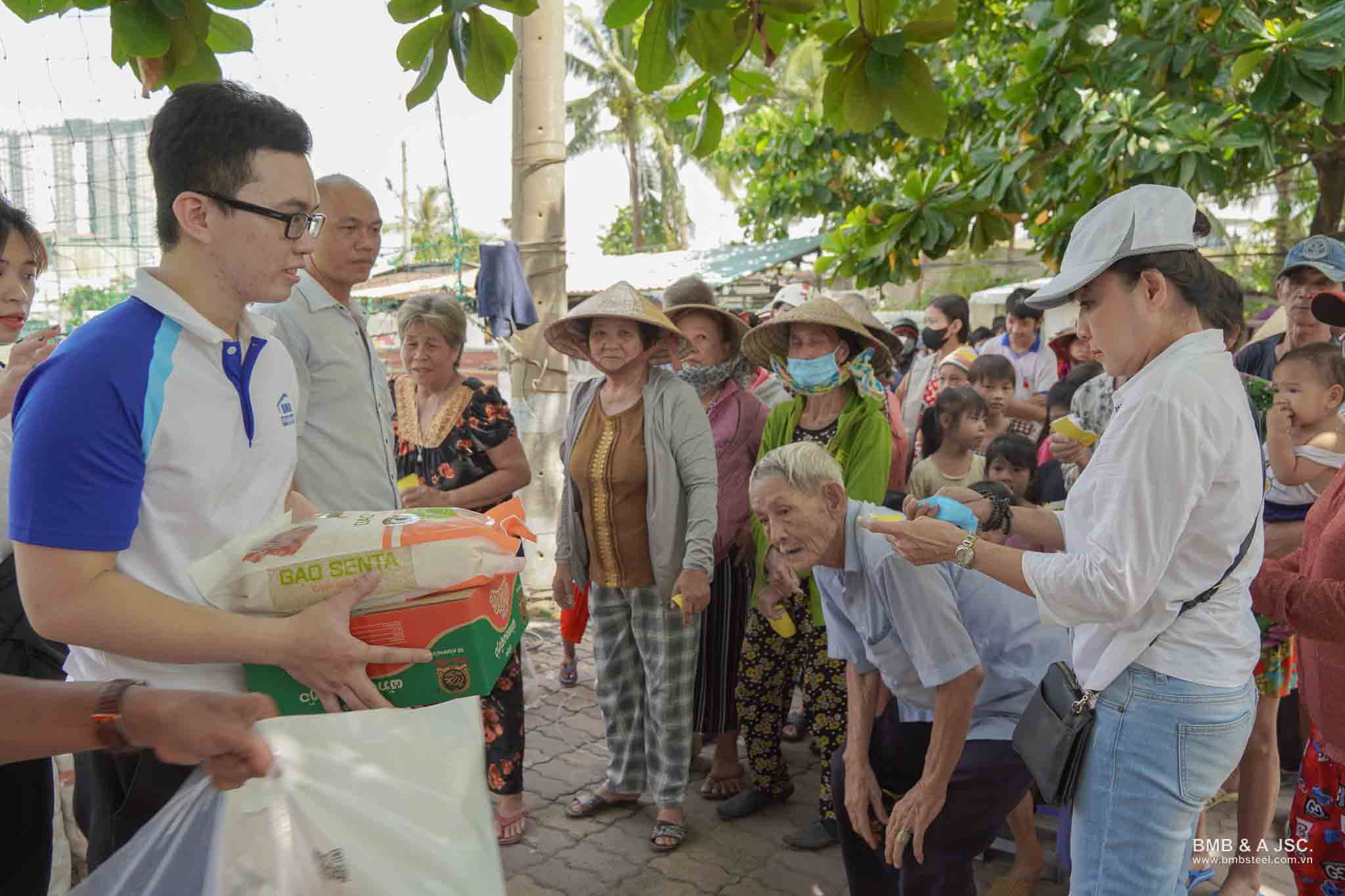 BMB Love School - Giving gifts to difficult circumstances in Binh Chanh