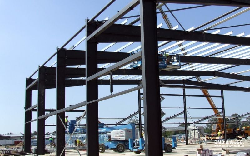 Pre engineered steel frame factory erection