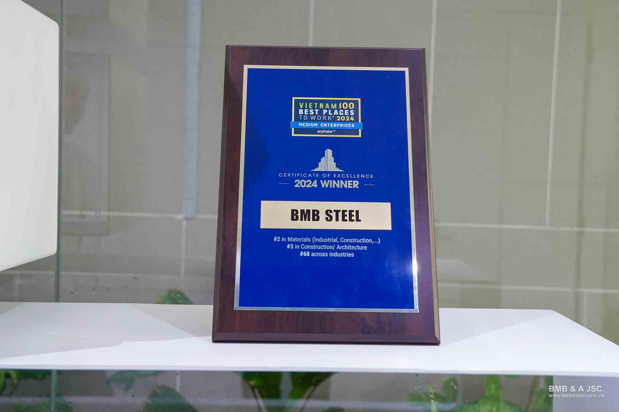 BMB Steel xuất hiện nổi bật tại lễ trao giải Anphabe   