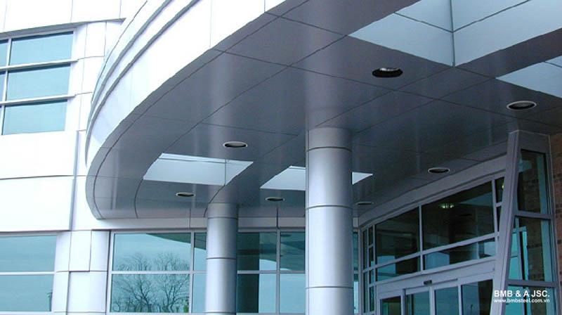 An aluminum canopy roof has many colors, easy to clean