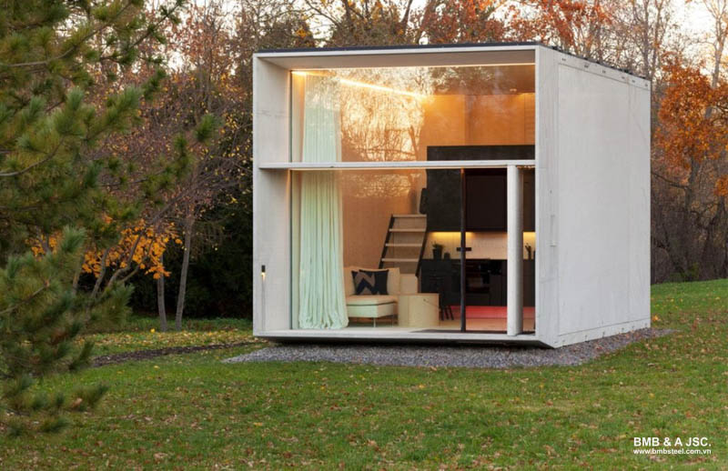 A single-slope prefabricated house with a loft helps increase usable space