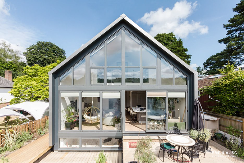 Elegant, traditional Thai-style roof mezzanine prefabricated house