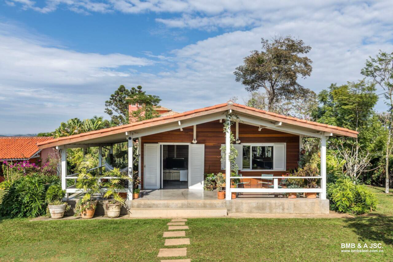 Level 4 prefab house with a large porch for parking or relaxing area