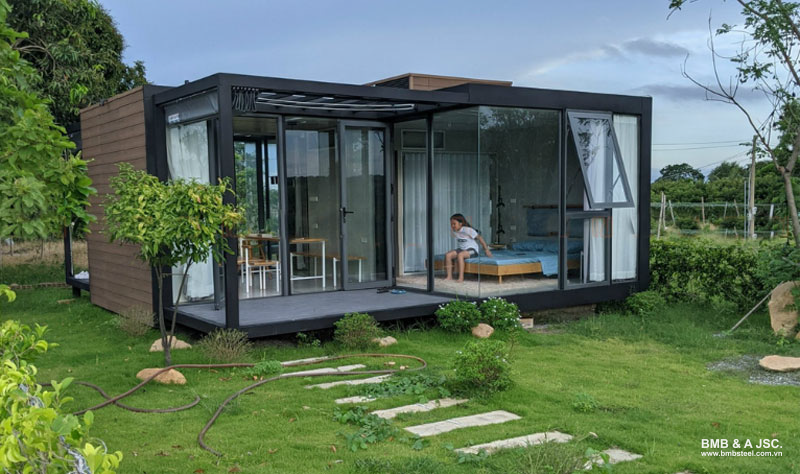 Level 4 prefabricated house with garden keeps the living space cool