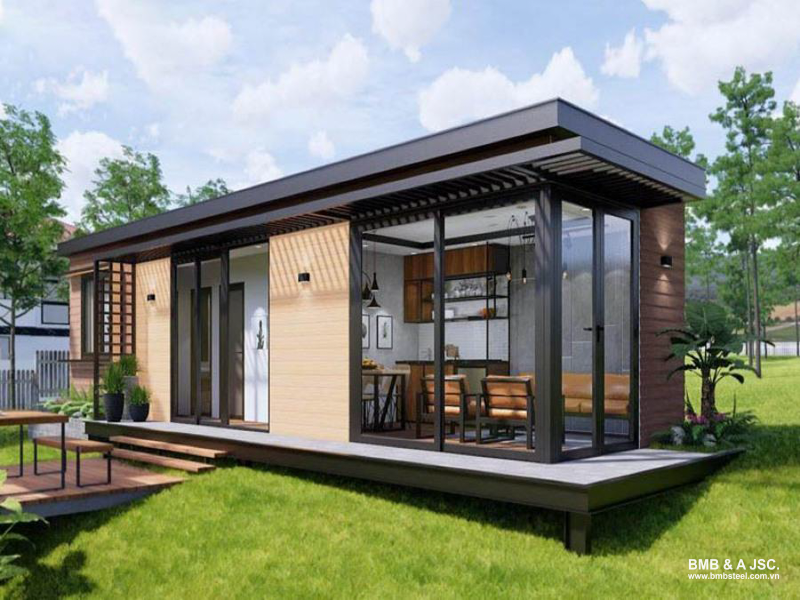 Level 4 prefab house combining large glass panels at the facade and side walls