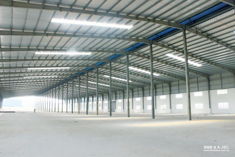 Durable steel frame small factory with metal roofing