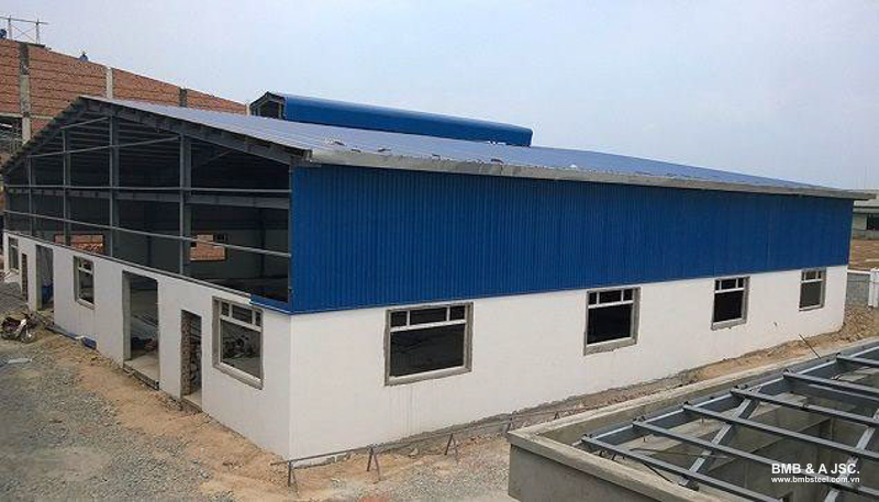 Tall steel frame small factory with rooftop ventilation system