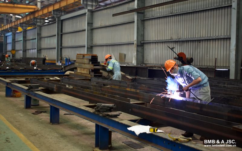 Hàn thép là một bước trong quy trình gia công kết cấu thép
