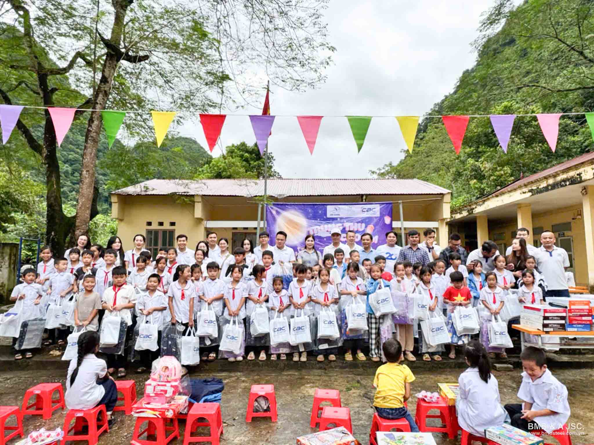 Chạy đua với cơn bão Bualoi mang “trung thu cho em” đến Cao Bằng