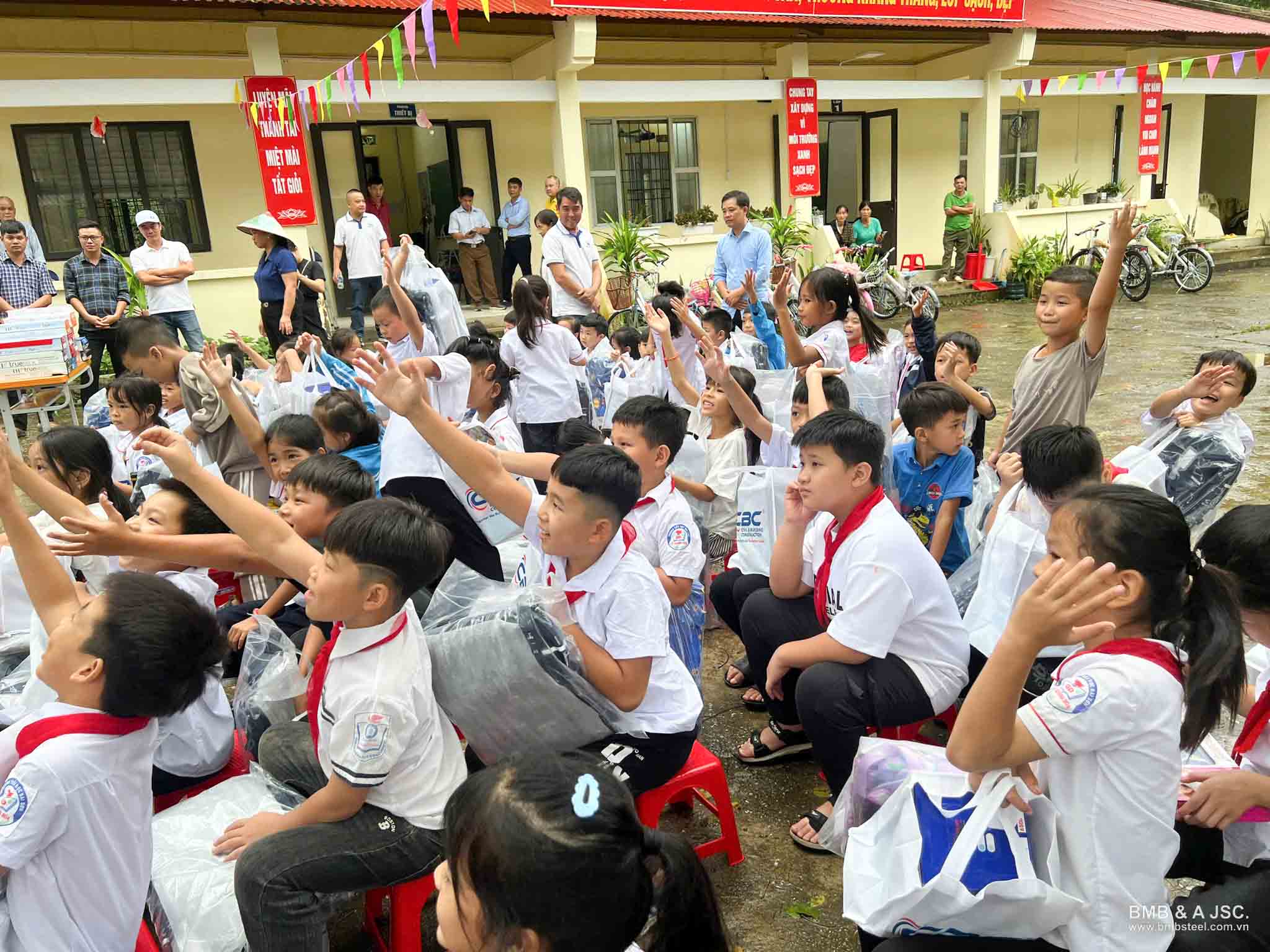 Chạy đua với cơn bão Bualoi mang “trung thu cho em” đến Cao Bằng