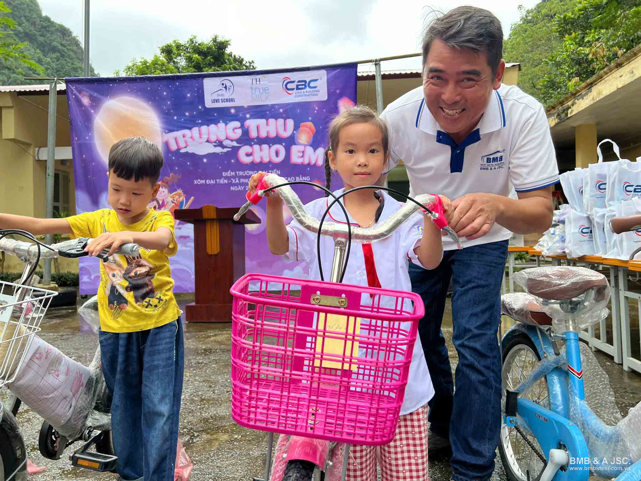 Chạy đua với cơn bão Bualoi mang “trung thu cho em” đến Cao Bằng