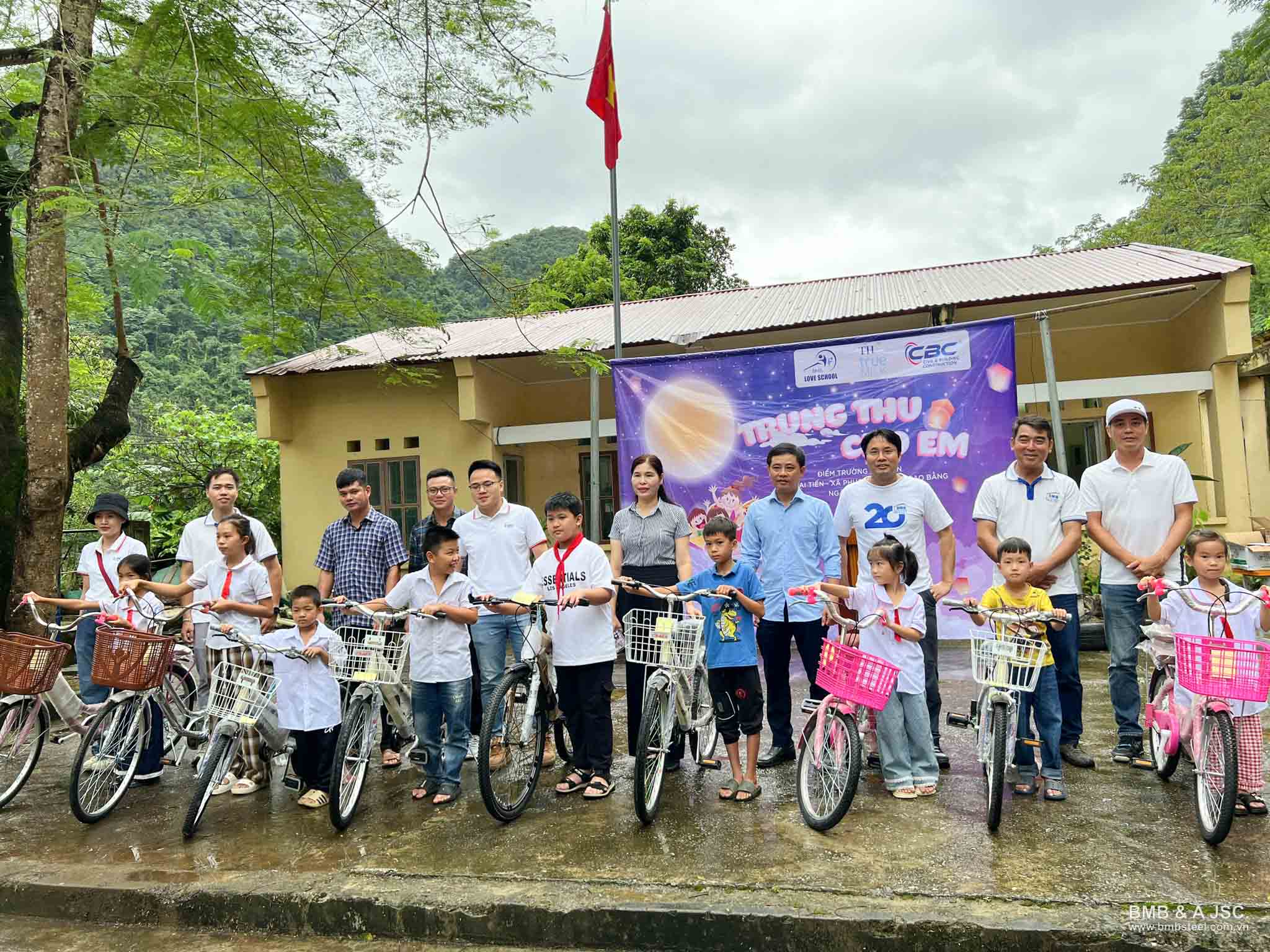 Chạy đua với cơn bão Bualoi mang “trung thu cho em” đến Cao Bằng