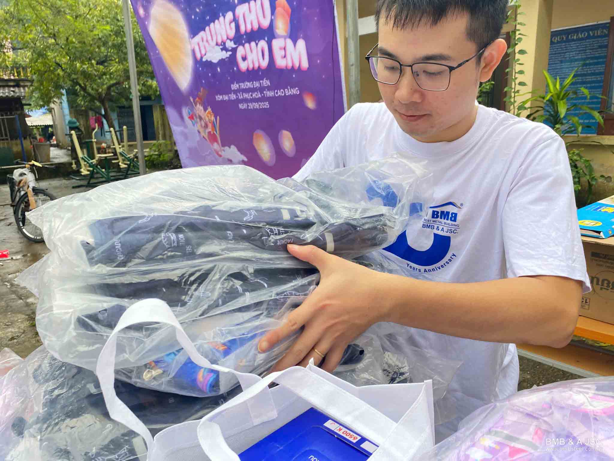 Chạy đua với cơn bão Bualoi mang “trung thu cho em” đến Cao Bằng