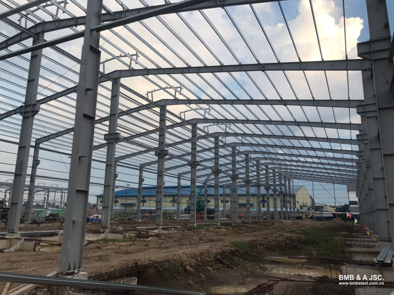 Nhà khung thép được lắp dựng từ các cấu kiện thép sản xuất tại nhà máy