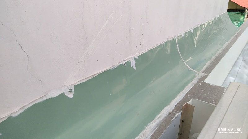金属屋根と壁の隙間を防水シーラントでシーリングする