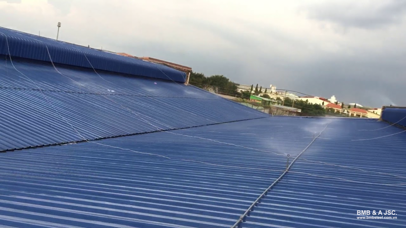 Sử dụng vòi nước phun trực tiếp lên mái tôn