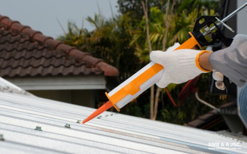 Sử dụng keo chuyên dụng để trám lỗ thủng