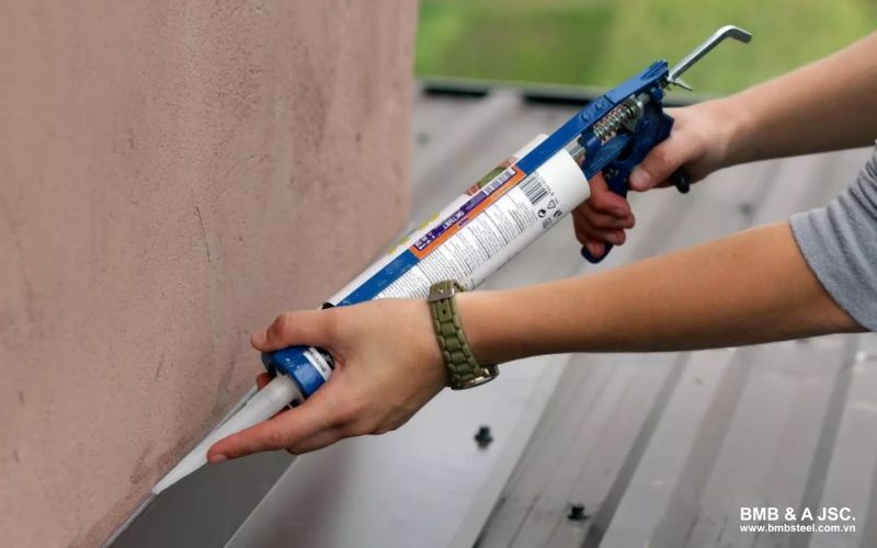 Xử lý khe hở giữa mái tôn và tường bằng keo chống dột