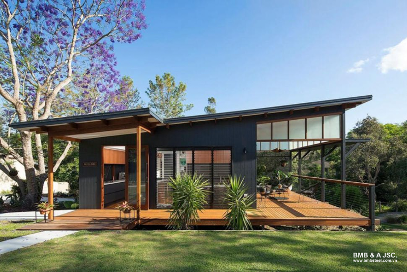 Single-slope metal sheet pre-engineered building has easy water drainage