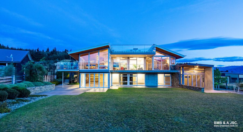 Metal sheet pre-engineered building with glass for natural lighting