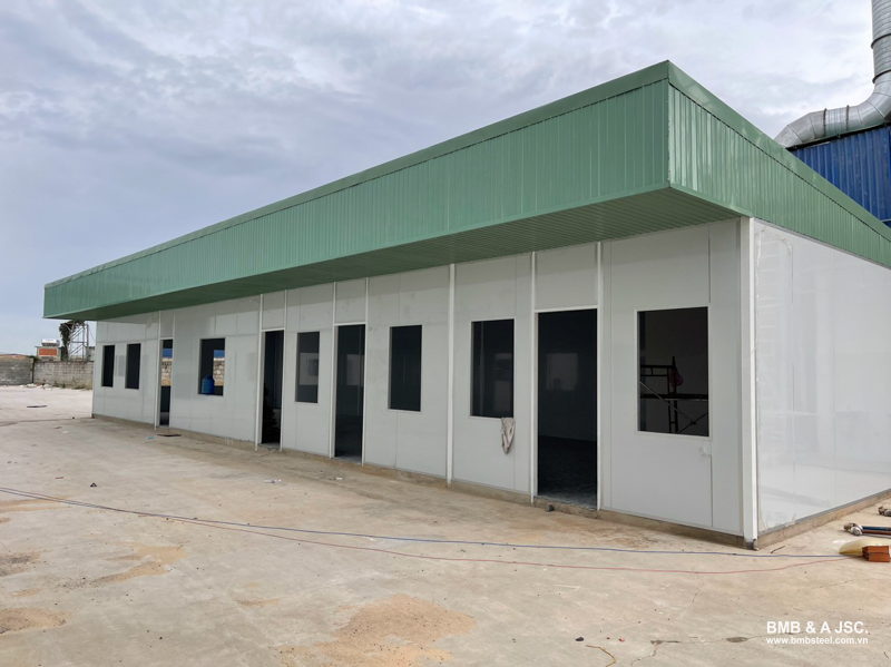 Metal sheet pre-engineered building for temporary site offices