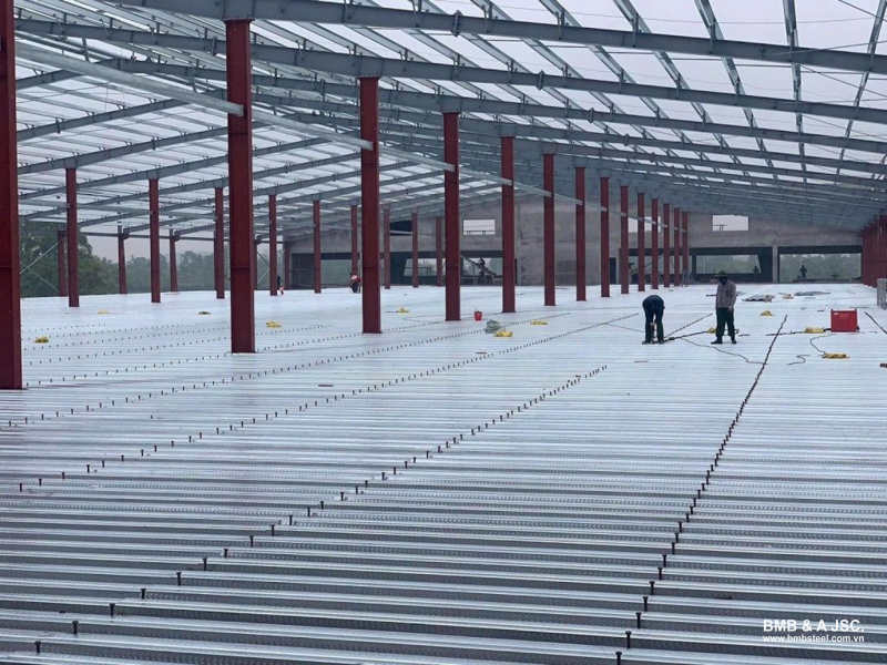 Ang metal floor decking ay nakaseguro gamit ang shear studs