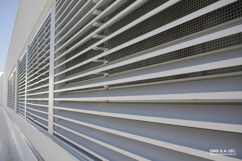 Isang louver ay isang istruktura ng mga slats na nakaayos sa isang anggulo sa loob ng isang frame