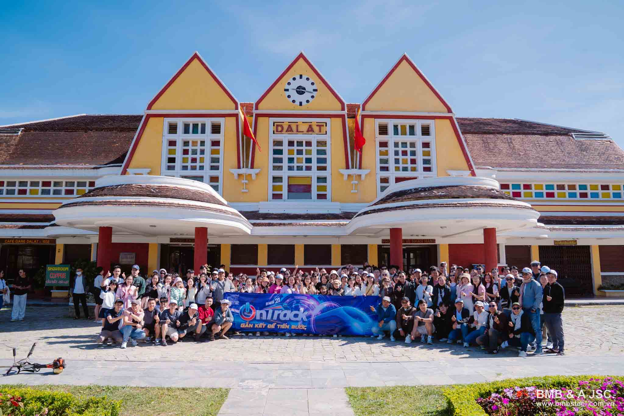 Menari bersama "On Track" - Menyimpan selamanya langit muda