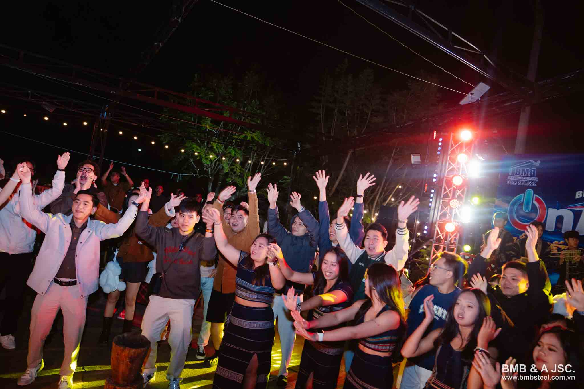 Menari bersama "On Track" - Menyimpan selamanya langit muda