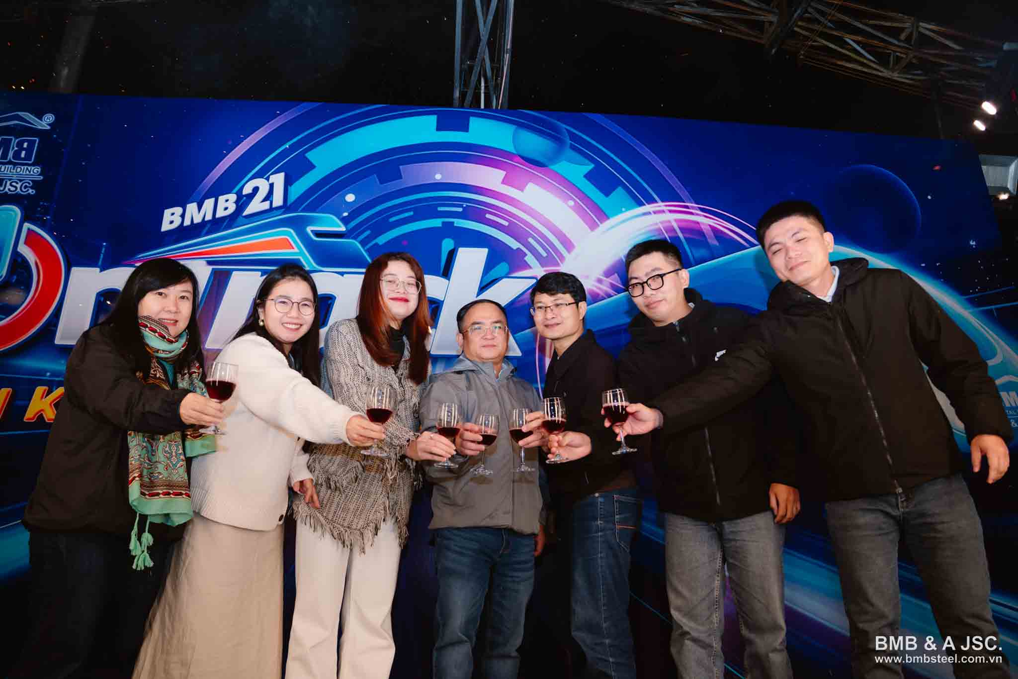 Menari bersama "On Track" - Menyimpan selamanya langit muda