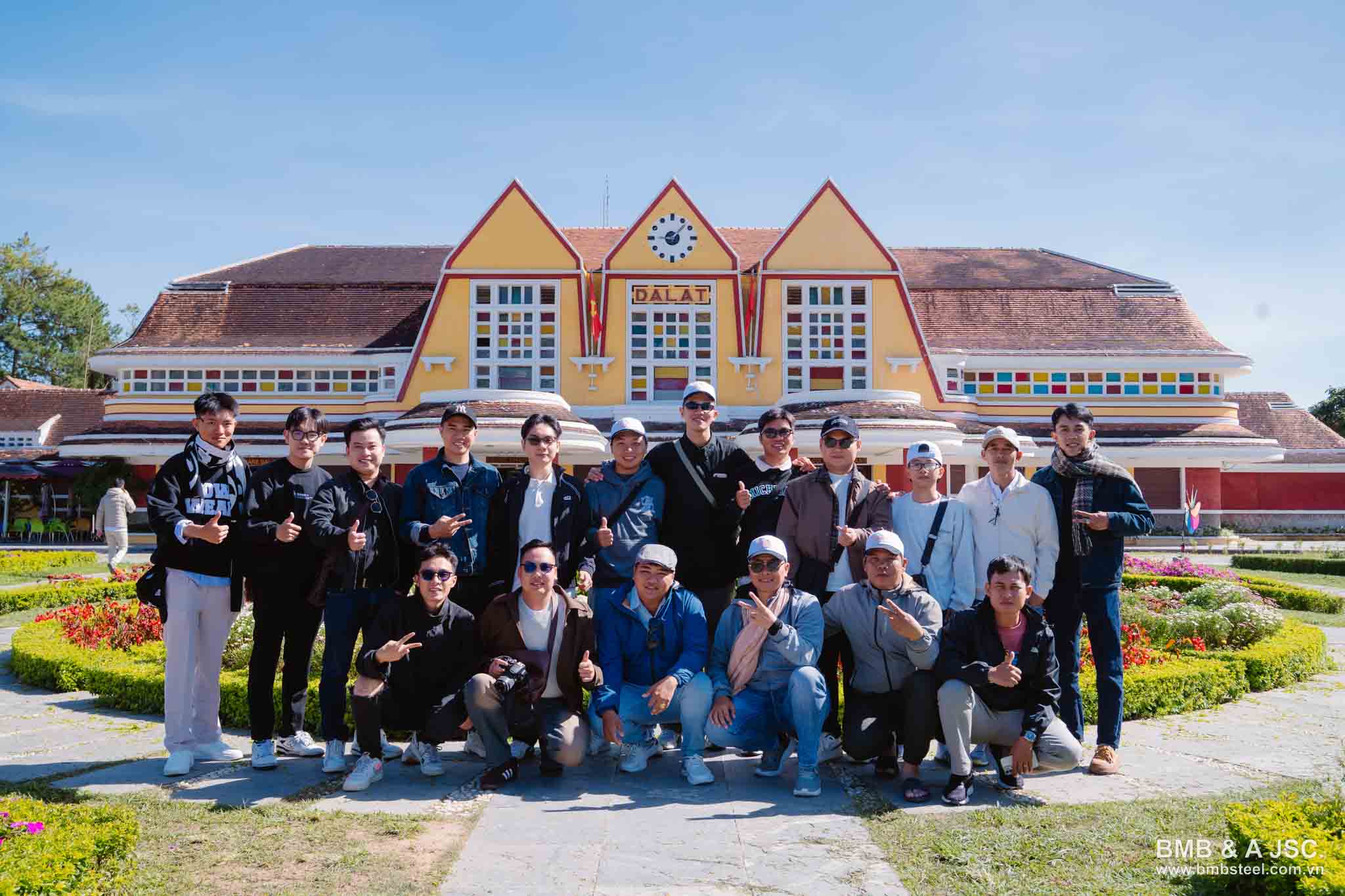 Menari bersama "On Track" - Menyimpan selamanya langit muda