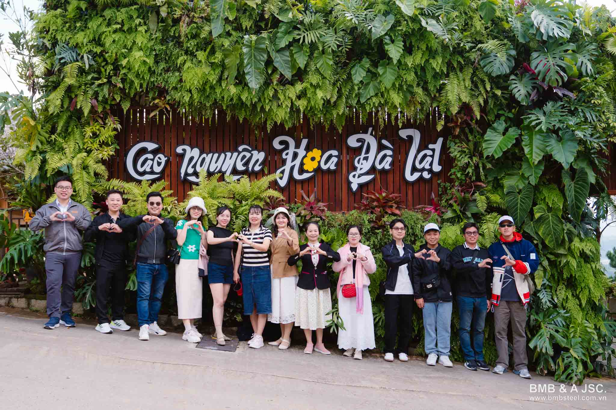 Menari bersama "On Track" - Menyimpan selamanya langit muda