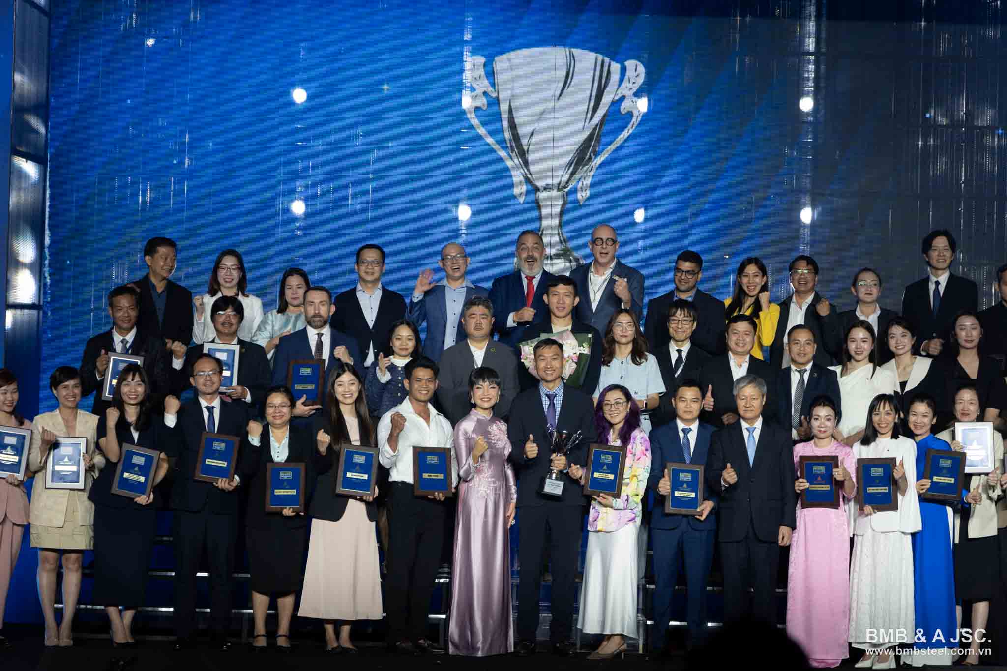 BMB Steel receives the award for Top 100 best workplaces in Vietnam 2025