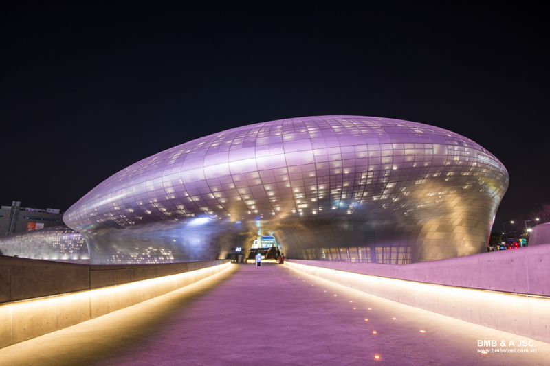 Dongdaemun Design Plaza (DDP) ở Seoul của kiến trúc sư Zaha Hadid